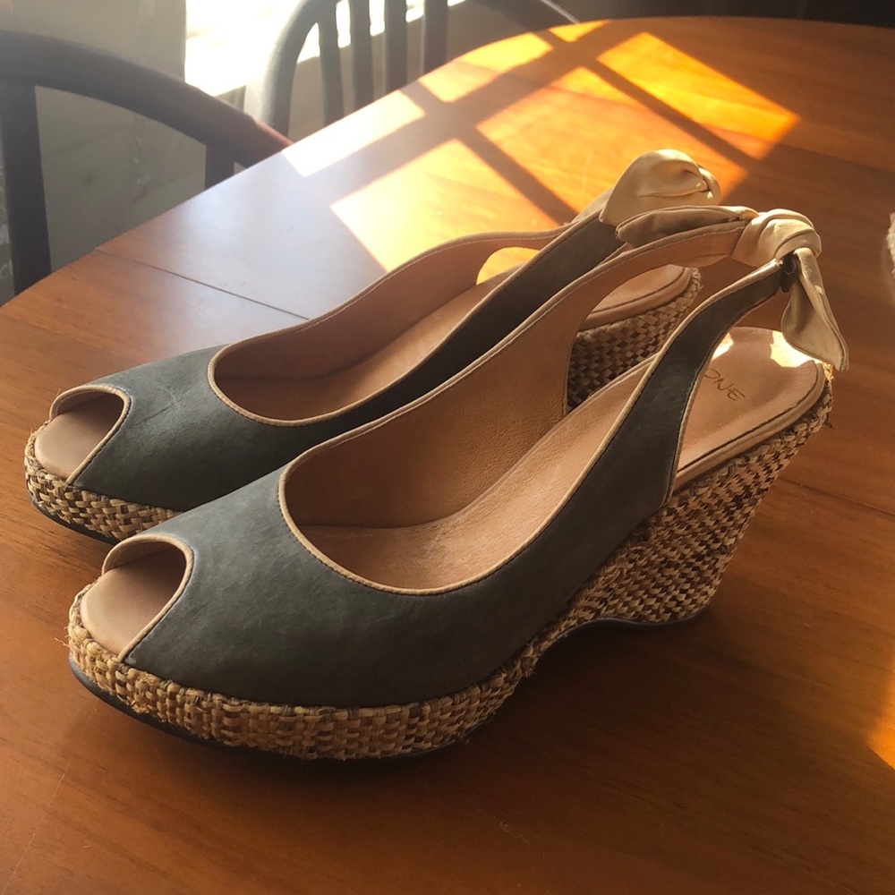 Leather Wedge with bow detail